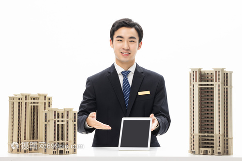 帥氣房產(chǎn)中介的樓盤展示電腦 引領住房出租新風尚